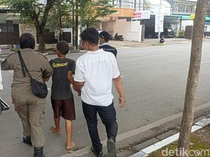 8 Anjal dan Gepeng Terjaring Razia di Makassar, Anak Berontak-Nangis Histeris 8 Anjal dan Gepeng Terjaring Razia di Makassar, Anak Berontak-Nangis Histeris