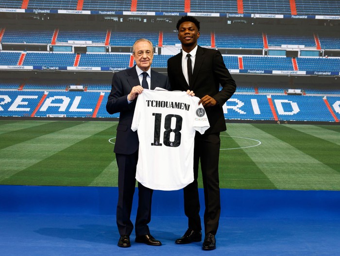 MADRID, SPAIN - JUNE 14: Aurélien Tchouaméni of Real Madrid poses with president Florentino Perez during his official presentation   at Estadio Santiago Bernabeu on June 14, 2022 in Madrid, Spain. (Photo by Victor Carretero/Real Madrid via Getty Images)