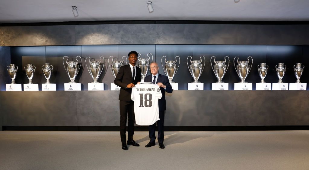 MADRID, SPAIN - JUNE 14: Aurélien Tchouaméni of Real Madrid poses with president Florentino Perez during his official presentation   at Estadio Santiago Bernabeu on June 14, 2022 in Madrid, Spain. (Photo by Victor Carretero/Real Madrid via Getty Images)