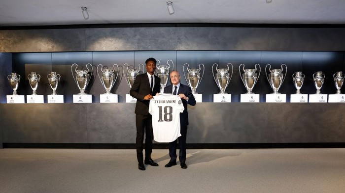 MADRID, SPAIN - JUNE 14: Aurélien Tchouaméni of Real Madrid poses with president Florentino Perez during his official presentation   at Estadio Santiago Bernabeu on June 14, 2022 in Madrid, Spain. (Photo by Victor Carretero/Real Madrid via Getty Images)