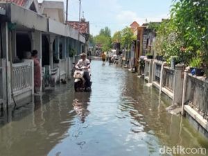 Warga Sebut Semakin Dalamnya Banjir Rob di Manyar Gresik Akibat Reklamasi