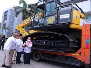 Bank Jatim Bantu Pemkab Gresik 1 Unit Excavator untuk Normalisasi Kali Lamong Bank Jatim Bantu Pemkab Gresik 1 Unit Excavator untuk Normalisasi Kali Lamong