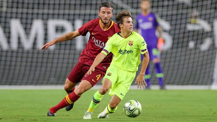 ARLINGTON, TX - JULY 31: FC Barcelona midfielder Ricky Puig (8) is tripped from behind by AS Roma midfielder Lorenzo Pellegrini (7) during the International Champions Cup between FC Barcelona and AS Roma on July 31, 2018 at AT&T Stadium in Arlington, TX.  (Photo by Andrew Dieb/Icon Sportswire via Getty Images)