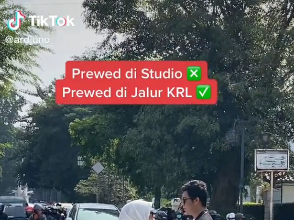 Viral Pasangan Sesi Prewedding Dekat Jalur KRL, Serasa Jalan Milik Pribadi Viral Pasangan Sesi Prewedding Dekat Jalur KRL, Serasa Jalan Milik Pribadi