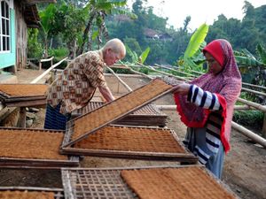 Berkunjung ke Kampung Albino di Garut Berkunjung ke Kampung Albino di Garut
