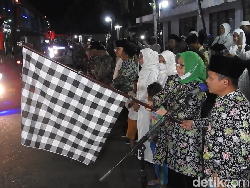 Isak Tangis Iringi Pemberangkatan 348 Calon Jemaah Haji Asal Lumajang