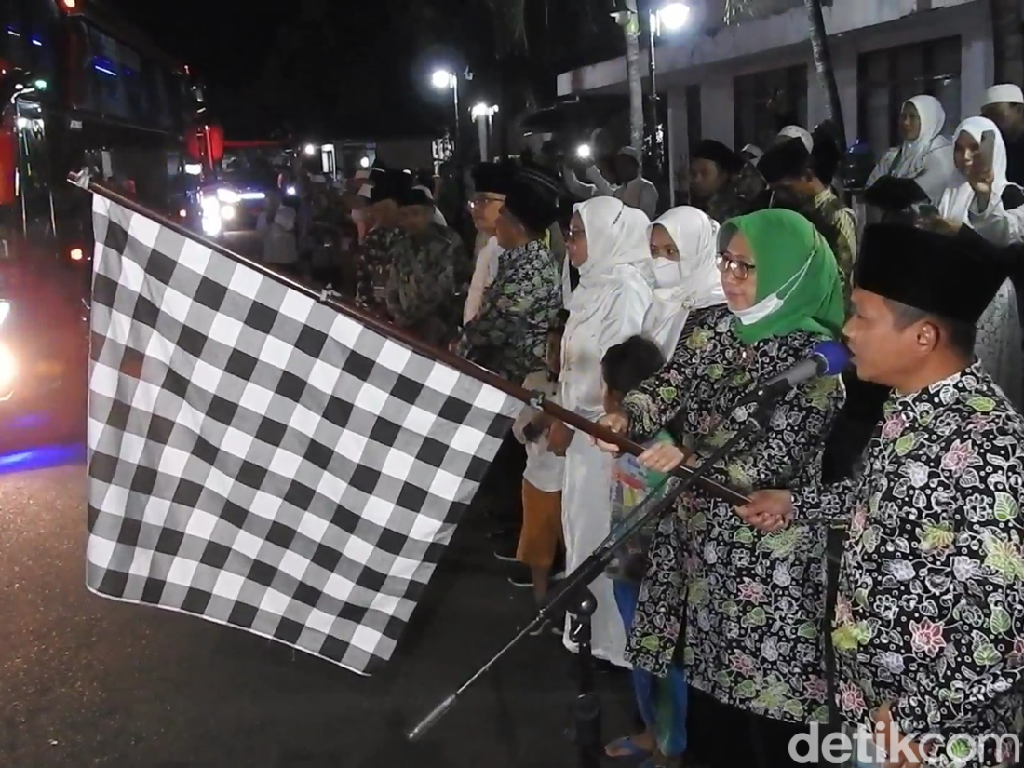 Isak Tangis Iringi Pemberangkatan 348 Calon Jemaah Haji Asal Lumajang