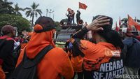 Foto-foto Ini Rekam Massa Buruh yang Kembali Demo DPR