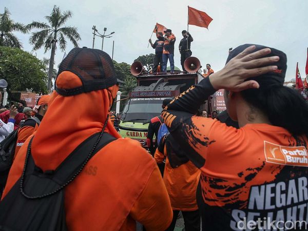 Foto-foto Ini Rekam Massa Buruh yang Kembali Demo DPR