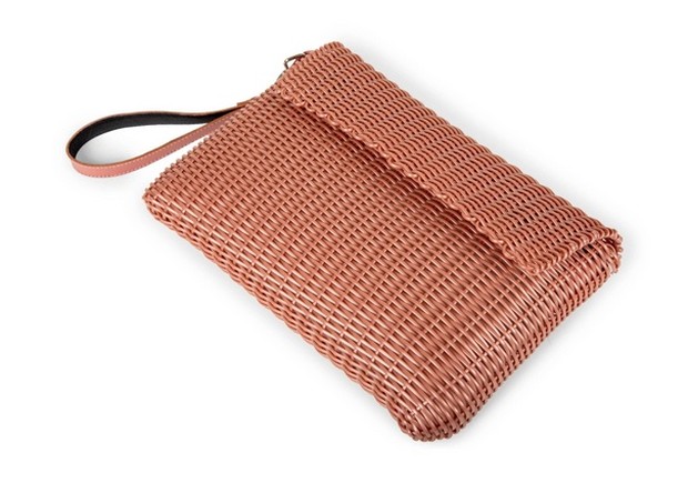 Clutch terbuat dari limbah plastik yang didaur ulang