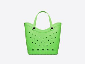 Balenciaga dan Crocs Rilis Tas Belanja dari Karet, Harganya Rp 18 Jutaan