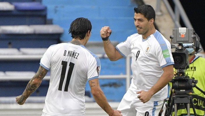 Uruguays Luis Suarez (R) celebrates with teammate Darwin Nunez after scoring a penalty against Colombia during their closed-door 2022 FIFA World Cup South American qualifier football match at the Metropolitan Stadium in Barranquilla, Colombia, on November 13, 2020. (Photo by Raul ARBOLEDA / AFP) (Photo by RAUL ARBOLEDA/AFP via Getty Images)