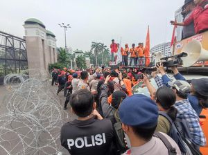 Demo Buruh di DPR Ricuh Usai Massa Terobos Kawat Berduri Demo Buruh di DPR Ricuh Usai Massa Terobos Kawat Berduri