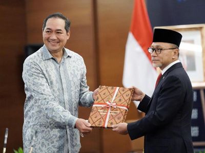 Detik-detik M Lutfi Serahkan Jabatan Mendag ke Zulkifli Hasan