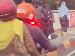 Good, Mbak! Viral 2 Perempuan Tak Mau Mengalah dari Invasi Pemotor di Trotoar