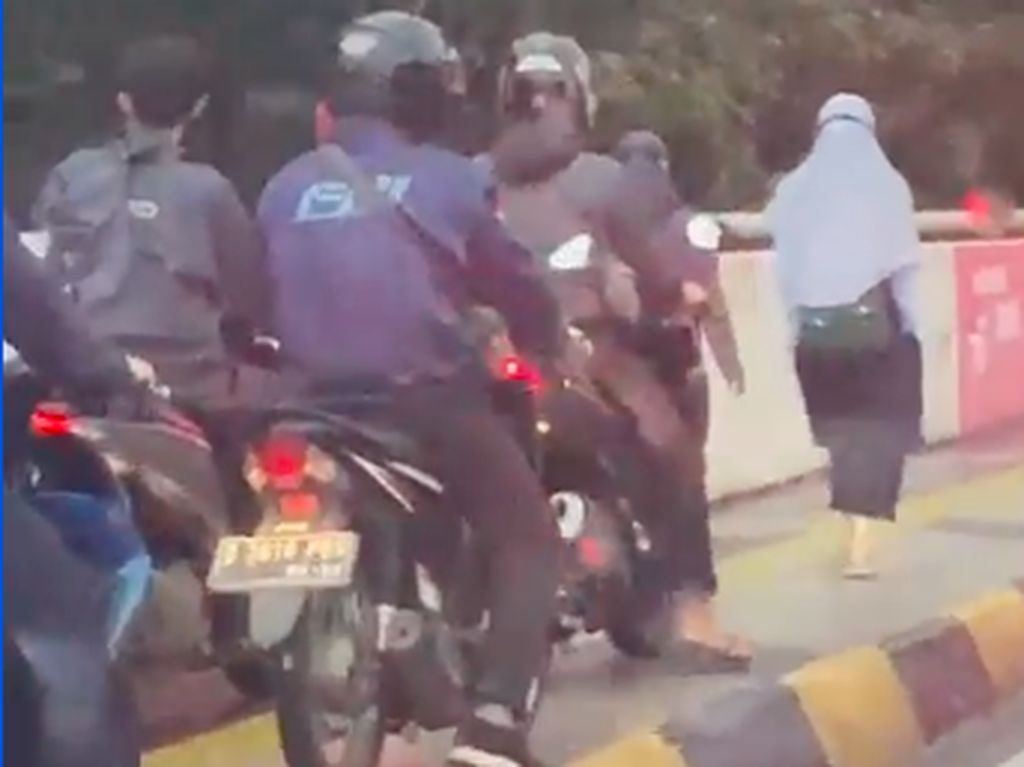 Ini Lokasi Viral 2 Perempuan Tak Mau Mengalah dari Invasi Pemotor di Trotoar Ini Lokasi Viral 2 Perempuan Tak Mau Mengalah dari Invasi Pemotor di Trotoar