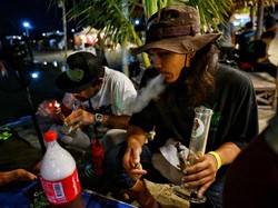 Gelak Tawa Warga Hirup Asap di Festival Ganja Thailand