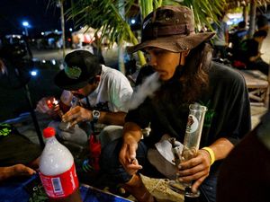 Gelak Tawa Warga Hirup Asap di Festival Ganja Thailand Gelak Tawa Warga Hirup Asap di Festival Ganja Thailand