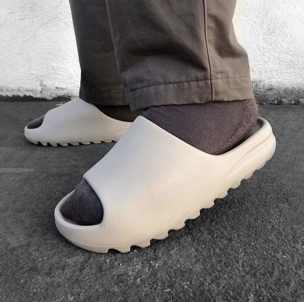 Foto: instagram.com/yeezymafia Sandal Yeezy/