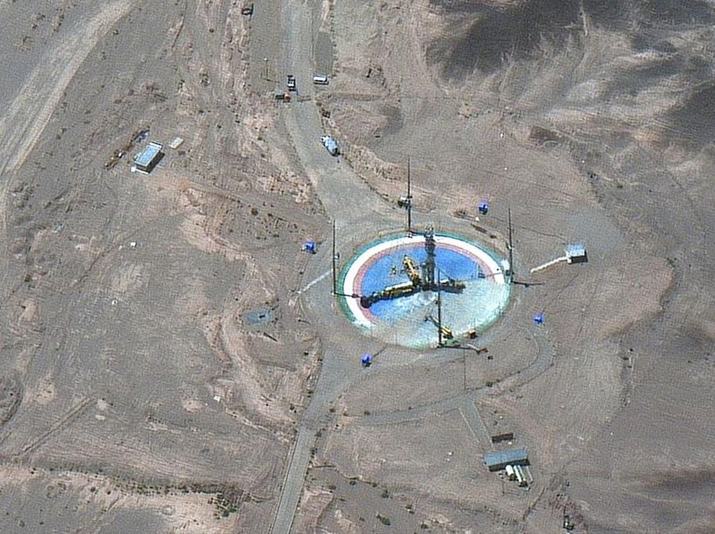Foto Satelit Tunjukkan Roket Iran Bersiap Meluncur ke Orbit Bumi
