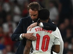 Gareth Southgate Dicela, Raheem Sterling Membela