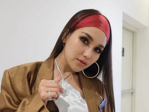 7 Foto Gaya Ayu Ting Ting Usai Pulang Umrah Disorot, Disebut bak Idol K-Pop