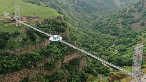 Keren! Jembatan Kaca Sepanjang 240 Meter di Tengahnya Ada Kafe Berlian