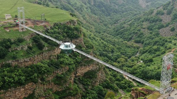 Keren! Jembatan Kaca Sepanjang 240 Meter di Tengahnya Ada Kafe Berlian