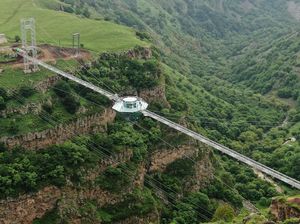 Keren! Jembatan Kaca Sepanjang 240 Meter di Tengahnya Ada Kafe Berlian