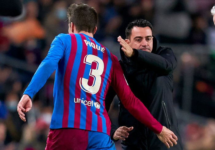 BARCELONA, SPAIN - MARCH 13: Gerard Pique of FC Barcelona is saluted by his head coach Xavi Hernandez during the LaLiga Santander match between FC Barcelona and CA Osasuna at Camp Nou on March 13, 2022 in Barcelona, Spain. (Photo by Pedro Salado/Quality Sport Images/Getty Images)
