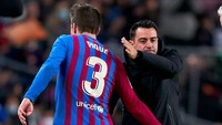 Xavi Hernandez dikabarkan marah betul dengan Gerard Pique. Xavi pun mau coba duet bek tengah Eric Garcia dan Marcos Alonso (yang sejatinya bek sayap kiri) jika tiga bek tengah Barca lainnya masih cedera. Xavi sudah nggak percaya sama Pique, nih? (Getty Images)