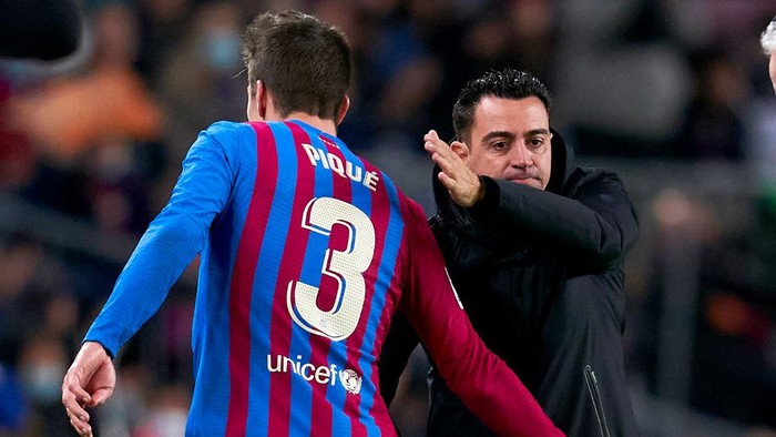 BARCELONA, SPAIN - MARCH 13: Gerard Pique of FC Barcelona is saluted by his head coach Xavi Hernandez during the LaLiga Santander match between FC Barcelona and CA Osasuna at Camp Nou on March 13, 2022 in Barcelona, Spain. (Photo by Pedro Salado/Quality Sport Images/Getty Images)