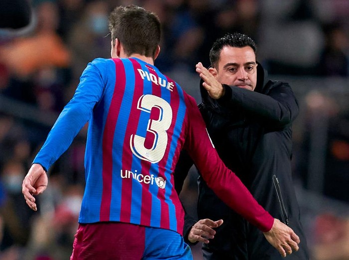 BARCELONA, SPAIN - MARCH 13: Gerard Pique of FC Barcelona is saluted by his head coach Xavi Hernandez during the LaLiga Santander match between FC Barcelona and CA Osasuna at Camp Nou on March 13, 2022 in Barcelona, Spain. (Photo by Pedro Salado/Quality Sport Images/Getty Images)
