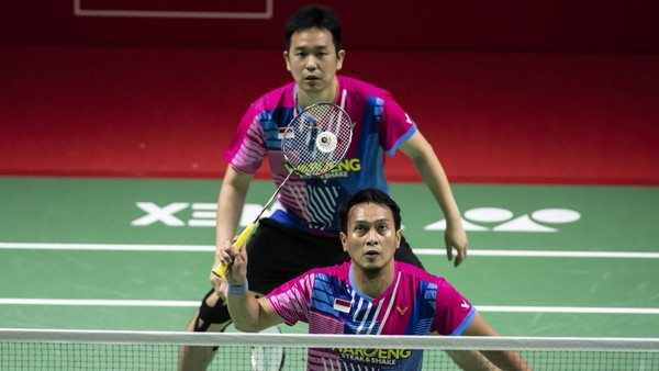 Pebulu tangkis ganda putra Indonesia Mohammad Ahsan (kanan) dan Hendra Setiawan (kiri) mengembalikan kok ke ganda putra Denmark Jeppe Bay/Lasse Mlhede pada babak kualifikasi Daihatsu Indonesia Masters 2022 di Istora Senayan, Jakarta, Selasa (7/6/2022). Pasangan Hendra Setiawan dan Mohammad Ahsan berhasil menang dengan skor 21-12 dan 21-19. ANTARA FOTO/Muhammad Adimaja/foc.