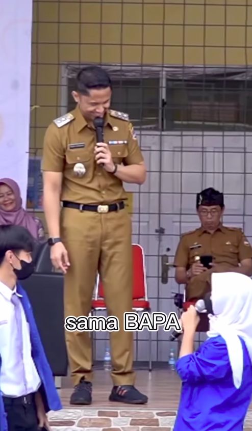 Hengky Kurniawan dan siswi SMA