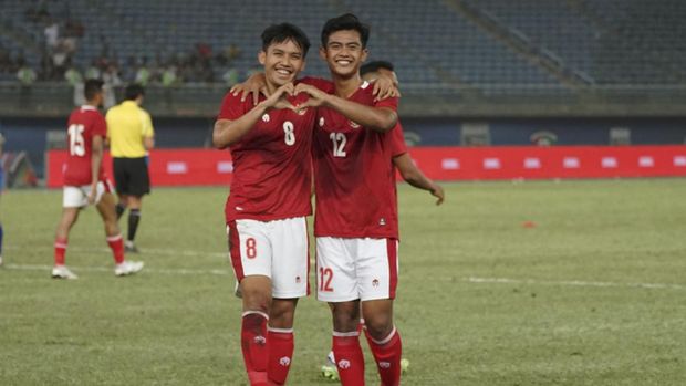 INDONESIA PASTIKAN LOLOS PIALA ASIA 2023 Pesepak bola Timnas Indonesia Witan Sulaeman (kiri) dan Pratama Arhan (kanan) berselebrasi usai membobol gawang Timnas Nepal pada laga terakhir Grup A Kualifikasi Piala Asia 2023 di Stadion Internasional Jaber Al Ahmad, Kuwait, Selasa (14/6/2022). Indonesia menang dengan skor 7-0 atas Nepal sekaligus memastikan diri lolos ke putaran final Piala Asia 2023 sebagai runner up terbaik. ANTARA FOTO/Humas PSSI/app/aww.