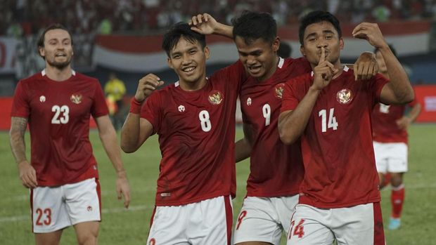 Pesepak bola Timnas Indonesia Asnawi Mangkualam (kanan) berselebrasi bersama rekan-rekannya usai membobol gawang Timnas Nepal pada laga terakhir Grup A Kualifikasi Piala Asia 2023 di Stadion Internasional Jaber Al Ahmad, Kuwait, Selasa (14/6/2022). Indonesia menang dengan skor 7-0 atas Nepal sekaligus memastikan diri lolos ke putaran final Piala Asia 2023 sebagai runner up terbaik. ANTARA FOTO/Humas PSSI/app/aww.