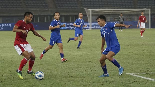 Pesepak bola Timnas Indonesia Saddil Ramdani (kiri) berusaha melewati pesepak bola Timnas Nepal pada laga terakhir Grup A Kualifikasi Piala Asia 2023 di Stadion Internasional Jaber Al Ahmad, Kuwait, Selasa (14/6/2022). Indonesia menang dengan skor 7-0 atas Nepal sekaligus memastikan diri lolos ke putaran final Piala Asia 2023 sebagai runner up terbaik. ANTARA FOTO/Humas PSSI/app/aww.