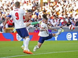 Tuan rumah sudah ketinggalan pada menit ke-16. Roland Sallai berhasil menaklukkan Aaron Ramsdale dari jarak dekat. Skor 1-0 untuk keunggulan Hungaria bertahan sampai turun minum.