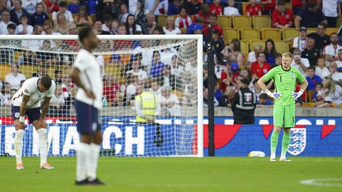 Inggris Dibantai Hungaria di UEFA Nations League Hungary's Roland Sallai, center is congratulated after scoring the opening goal during the UEFA Nations League soccer match between England and Hungary at the Molineux stadium in Wolverhampton, England, Tuesday, June 14, 2022. (AP Photo/Jon Super)