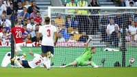 Inggris boleh mendominasi, tapi tim tamu lebih efisien dan mematikan. Kesalahan lain dari Inggris membuat Hungaria unggul 2-0 pada menit ke-70. Sallai kembali membobol gawang Ramsdale.