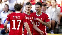 Sallai (tengah) selebrasi bersama rekan setimnya usai mencetak gol pembuka untuk timnya.
