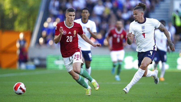 Inggris Dibantai Hungaria di UEFA Nations League Hungary's Roland Sallai, center is congratulated after scoring the opening goal during the UEFA Nations League soccer match between England and Hungary at the Molineux stadium in Wolverhampton, England, Tuesday, June 14, 2022. (AP Photo/Jon Super)