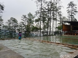 Nongkrong Santuy Sambil Berendam Air Panas Gunung Welirang di Kafe Jacuzzi