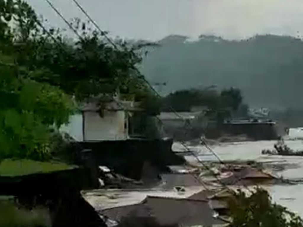 Video Horor Abrasi di Minahasa, Rumah Hanyut-Jembatan Roboh
