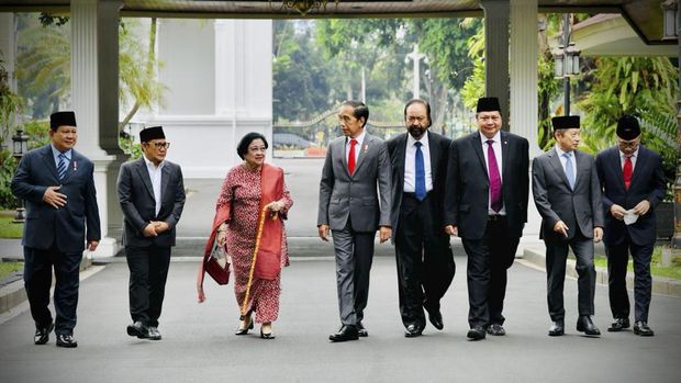 Presiden Joko Widodo berjalan kaki bersama Ketua Umum PDIP Megawati Soekarnoputri, Ketua Umum Partai Gerindra Prabowo Subianto, Ketua Umum Partai Golkar Airlangga Hartarto, Ketua Umum PKB Muhaimin Iskandar, Ketua Umum Partai Nasdem Surya Paloh, Ketua Umum PAN Zulkifli Hasan, dan Ketua Umum PPP Suharso Monoarfa menuju Istana Negara, Jakarta, Rabu (15/6).
