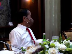 Jokowi Pakai Kemeja Putih Indonesia Maju di Hari Reshuffle Kabinet