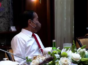 Jokowi Pakai Kemeja Putih Indonesia Maju di Hari Reshuffle Kabinet Jokowi Pakai Kemeja Putih Indonesia Maju di Hari Reshuffle Kabinet