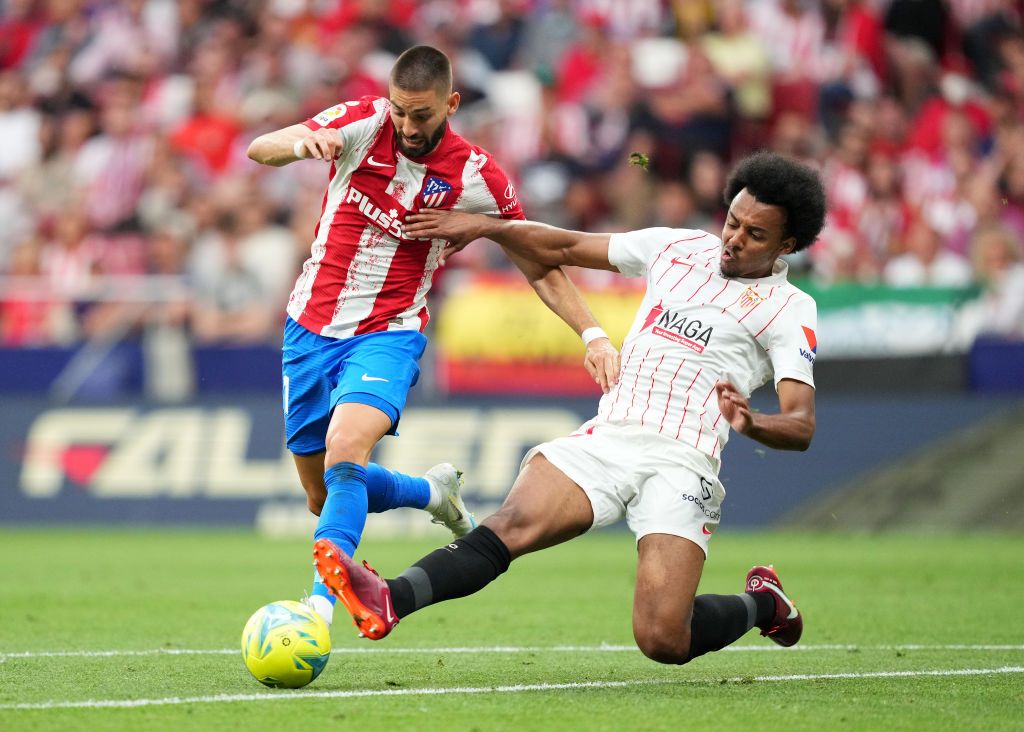 MADRID, SPAIN - MAY 15: Yannick Ferreira Carrasco of Atletico Madrid battles for possession with Jules Kounde of Sevilla during the LaLiga Santander match between Club Atletico de Madrid and Sevilla FC at Estadio Wanda Metropolitano on May 15, 2022 in Madrid, Spain. (Photo by Juan Manuel Serrano Arce/Getty Images)