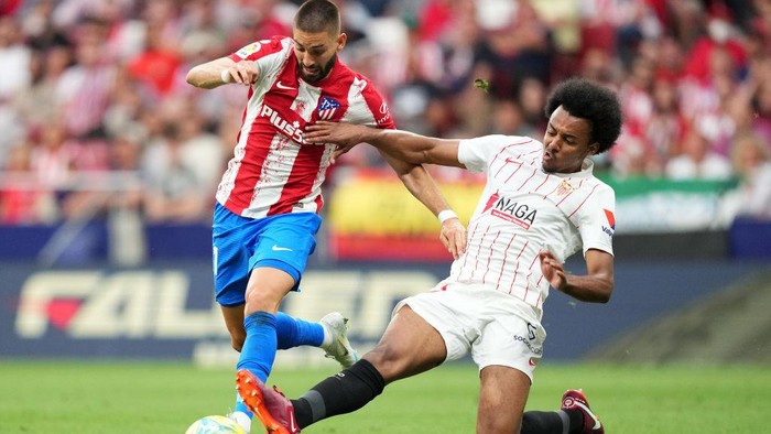MADRID, SPAIN - MAY 15: Yannick Ferreira Carrasco of Atletico Madrid battles for possession with Jules Kounde of Sevilla during the LaLiga Santander match between Club Atletico de Madrid and Sevilla FC at Estadio Wanda Metropolitano on May 15, 2022 in Madrid, Spain. (Photo by Juan Manuel Serrano Arce/Getty Images)